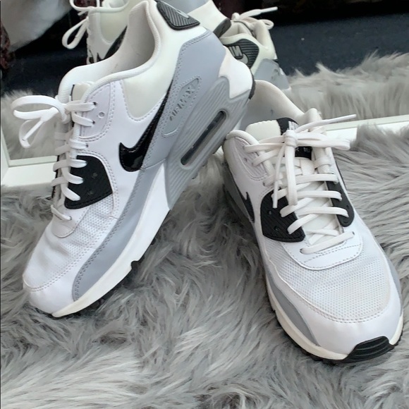 Nike Shoes - Nike Air Max 90